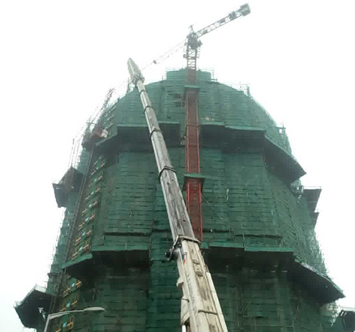 石林吊车在工地上作业